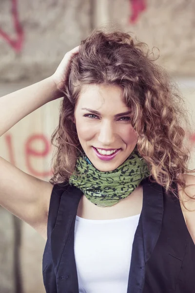 Retrato al aire libre de una mujer hermosa —  Fotos de Stock