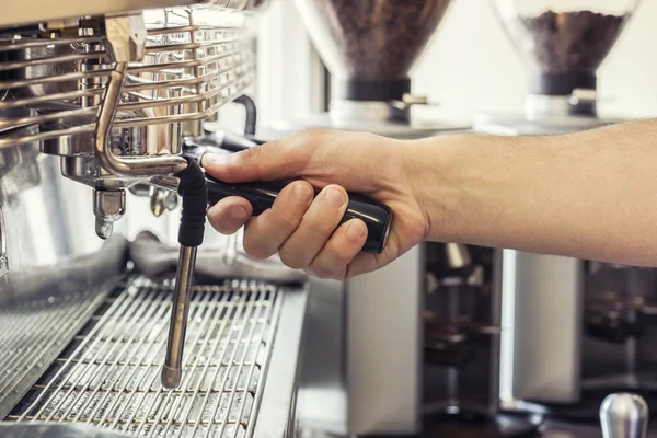Barista arbeitet an der Kaffeemaschine — Stockfoto