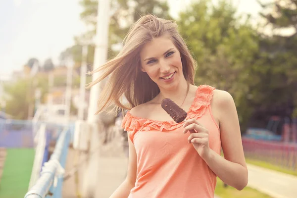 Attractive girl eating ice cream — Stock Photo, Image