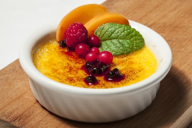 Meyveli creme brulee