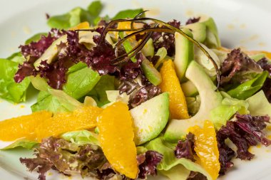 Turuncu, avokado ve mor marul salatası