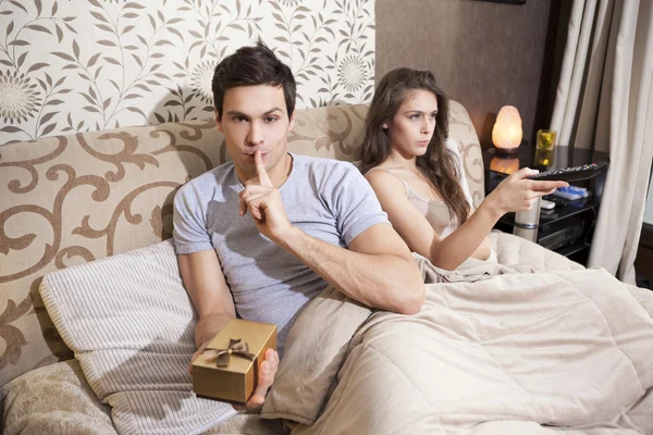 Man about to surprise girlfriend with present — Stock Photo, Image