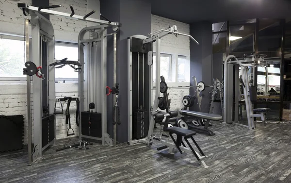 bir spor salonunda egzersiz makineleri