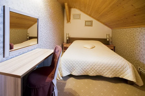 Небольшая комната со встроенным потолком — стоковое фото