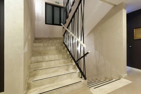 Po schodach w budynku — Zdjęcie stockowe