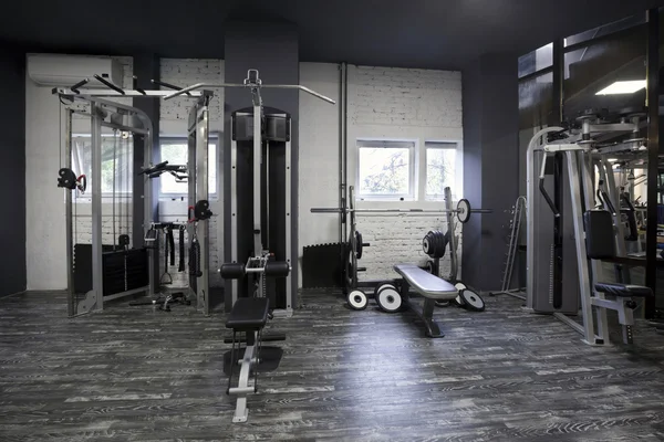 bir spor salonunda ağırlık makineleri