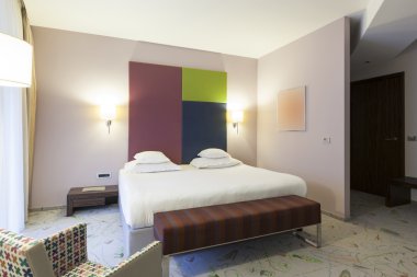 renkli otel yatak odası iç