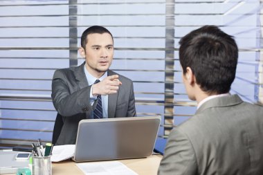 Yönetici eleştiren çalışan