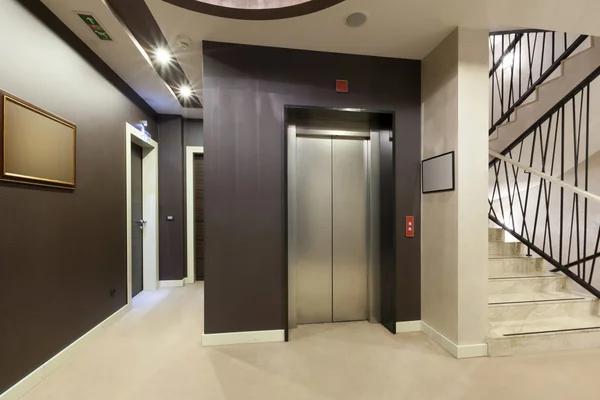 Elevator and stairs in hotel building — Stock Photo, Image