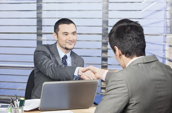 Businessman shaking hands with client — Stock Photo, Image