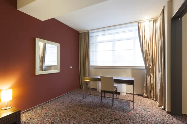 Chaise et bureau dans la chambre d'hôtel intérieur — Photo