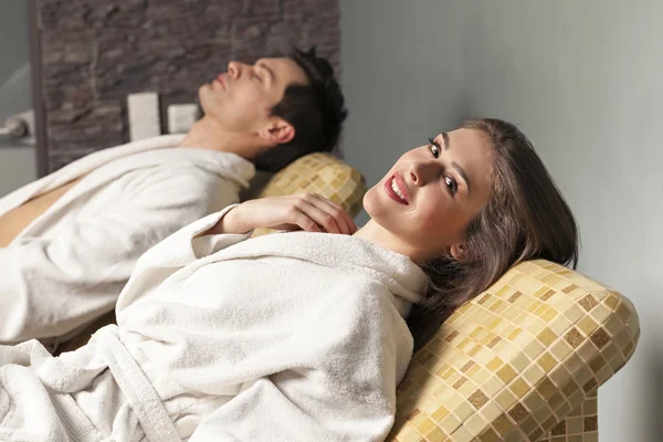 Casal desfrutando de tratamento de spa — Fotografia de Stock