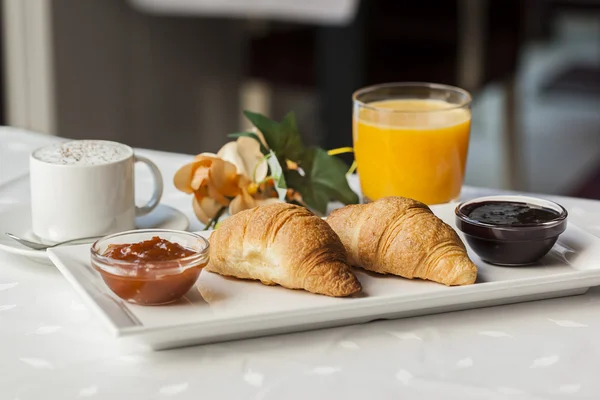 Desayuno dulce servido en la mesa — Foto de Stock