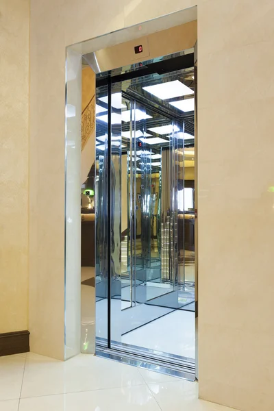 Lesklý výtah s otevřenými dveřmi — Stock fotografie