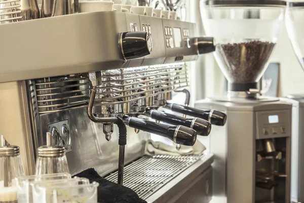 Espressomaschine in einer Bar — Stockfoto