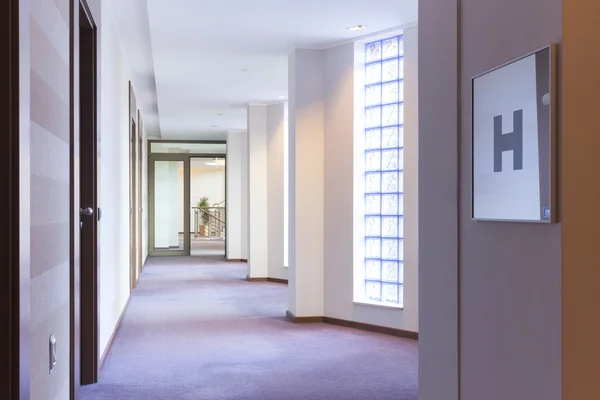 Couloir dans un bâtiment moderne — Photo