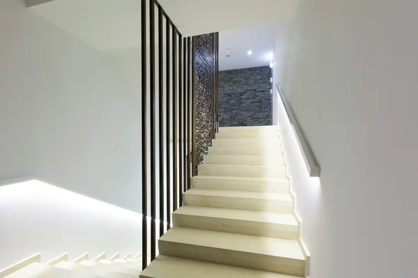Merdiven, modern bir binada — Stok fotoğraf