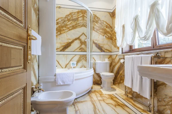 Interior of a luxury bathroom with marble walls — Stock Photo, Image