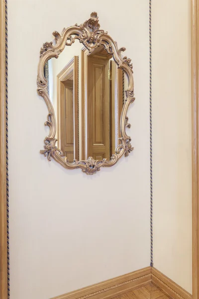 Specchio antico nell'angolo di una stanza — Foto Stock