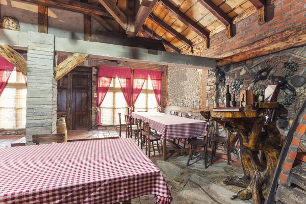 Interior de un restaurante de vino rústico — Foto de Stock