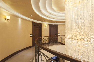 lüks bina koridor ile büyük kristal avize