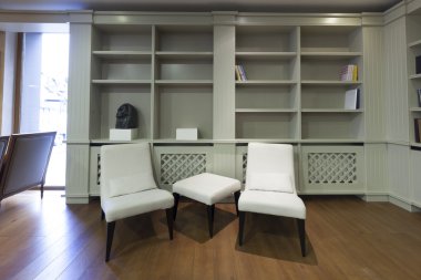 Otel lobisinde raflardan ve sandalyeler