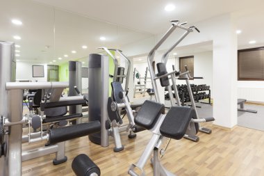 bir spor salonunda egzersiz donanımları