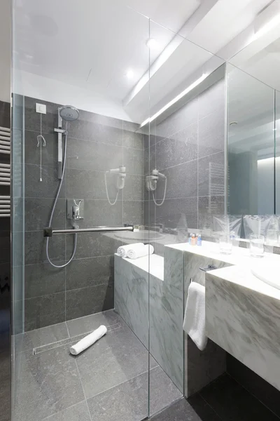 Dusche in einem modernen Badezimmer — Stockfoto