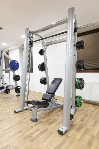 Inkl träningsbänk i gym — Stockfoto