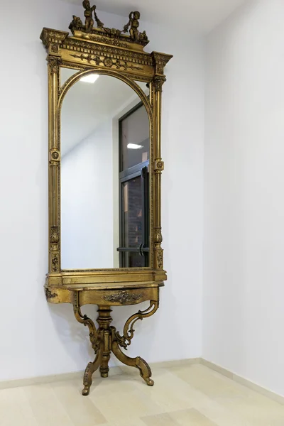 Miroir antique dans le couloir du bâtiment — Photo