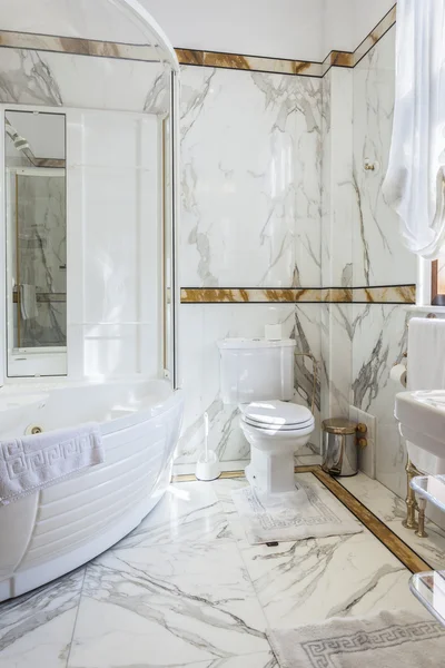 Luxusní koupelny s mramorovými obklady — Stock fotografie