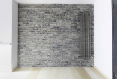 Gri tuğla duvar radyatör ile