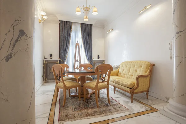 Chambre dans une résidence de luxe avec sols en marbre et piliers — Photo