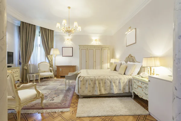 Интерьер роскошной спальни в классическом стиле — стоковое фото