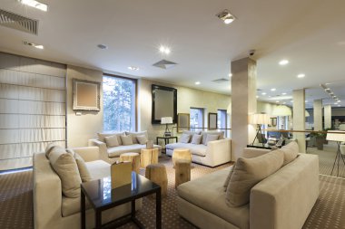 Zarif dağ otel lobisinde ahşap günlükleri ile