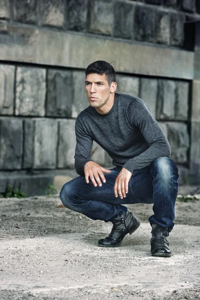 Utomhus porträtt av en stilig man i jeans — Stockfoto