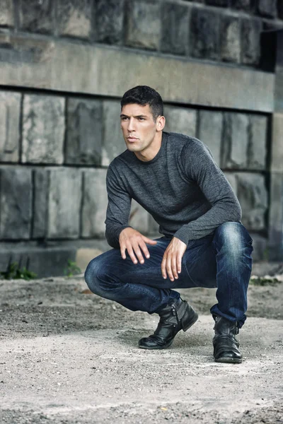 Ao ar livre retrato de um homem bonito em jeans — Fotografia de Stock