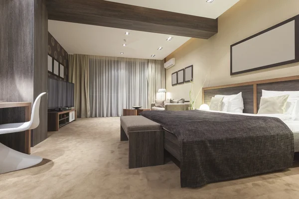 広々 とした豪華な寝室のインテリア — ストック写真