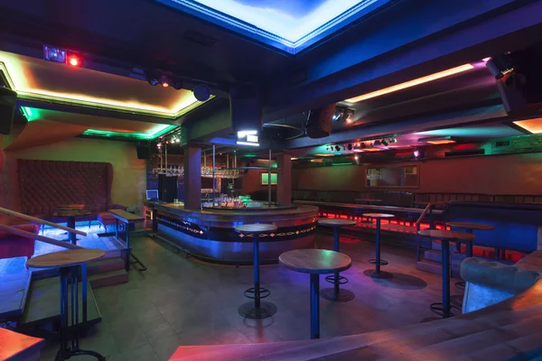 Nachtclub-Interieur mit bunten Lichtern — Stockfoto