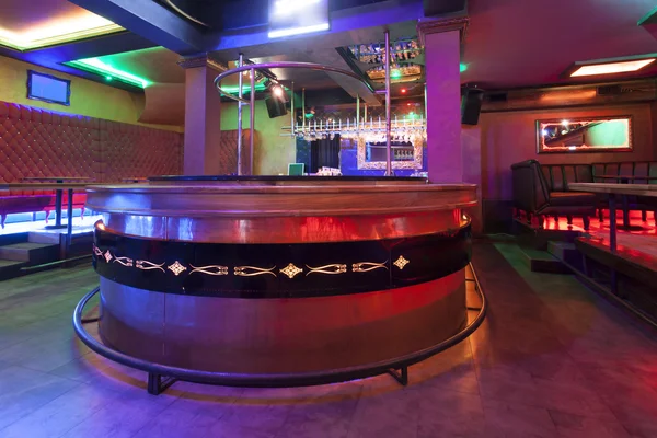 Renkli ışıklar ile modern bir gece kulübünde Bar — Stok fotoğraf