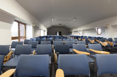 Satır modern konferans odasında sandalye