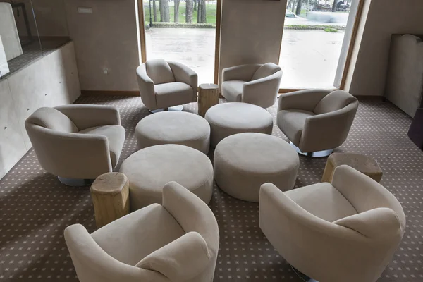 Möbler i en byggnad lobby — Stockfoto
