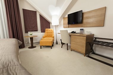 Bir otel odasının içinde.