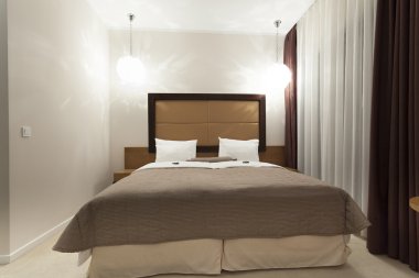 Otel odasında zarif Çift Kişilik Yatak