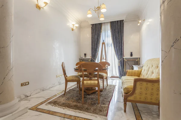Kamer in een luxe hotel met marmeren vloeren en pijlers — Stockfoto