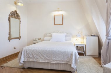 Küçük parlak otel odası iç