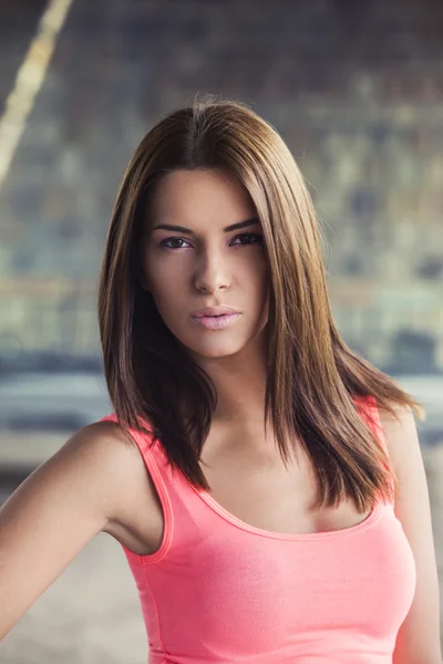 Retrato de una hermosa chica en camiseta rosa —  Fotos de Stock