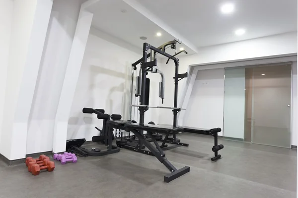 Özel spor salonunda egzersiz donanımları