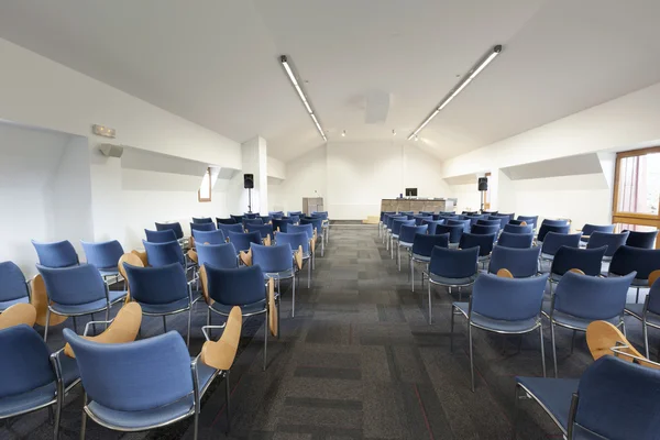 Сучасний інтер'єр лекційного залу — стокове фото
