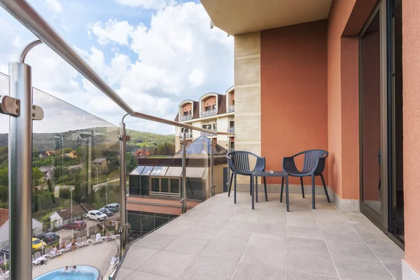 Hotel balcón con vistas a la piscina — Foto de Stock